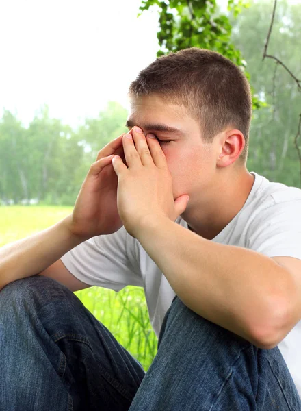 Triest jonge man buiten — Stockfoto