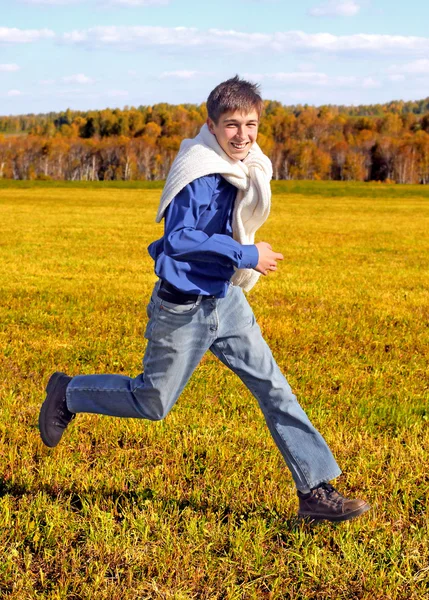 Lycklig tonåring i fältet — Stockfoto
