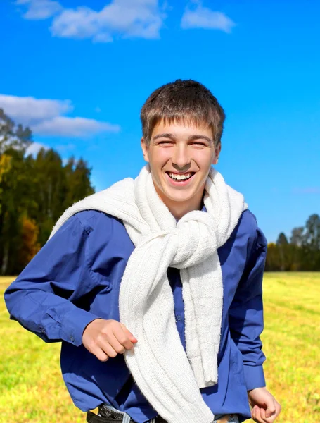 Щасливий молодий чоловік на відкритому повітрі — стокове фото