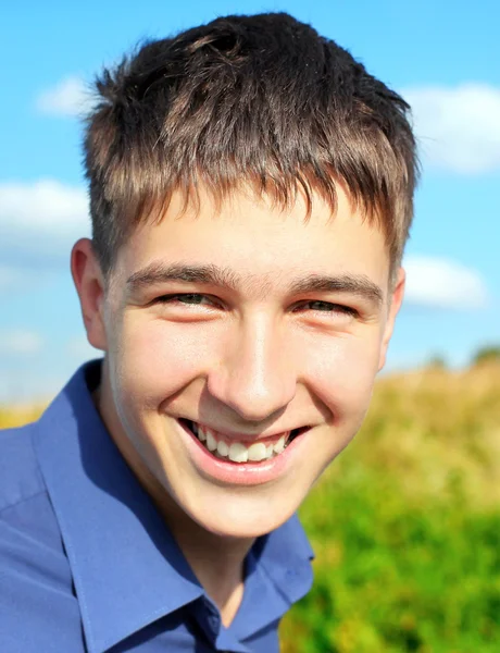 Feliz joven al aire libre — Foto de Stock