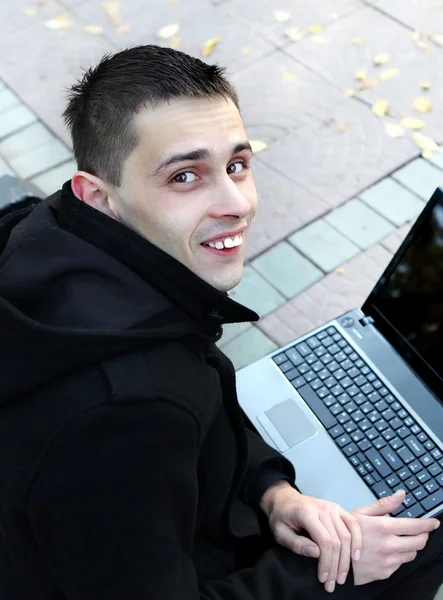 Homme avec ordinateur portable en plein air — Photo