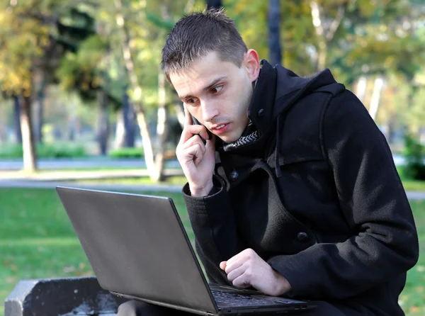 Man met laptop buiten — Stockfoto