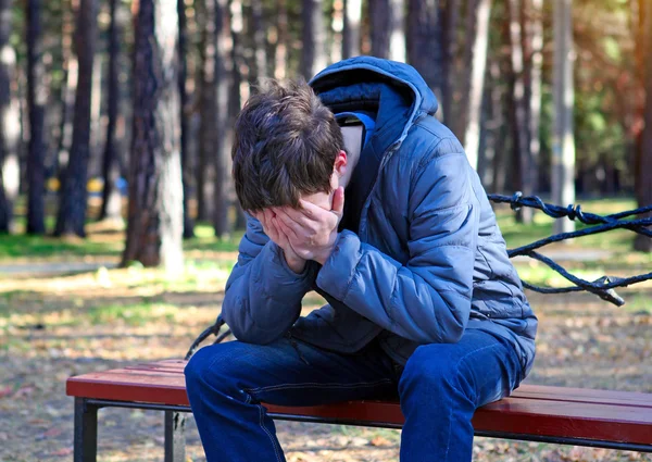 Trauriger junger Mann im Freien — Stockfoto