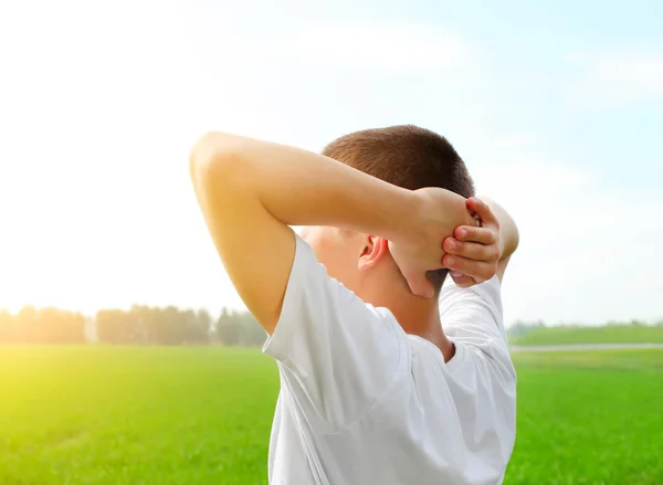 Gelukkig jonge man buiten — Stockfoto