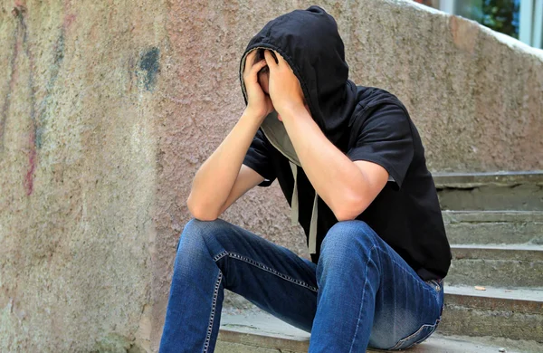 Triste adolescente al aire libre — Foto de Stock