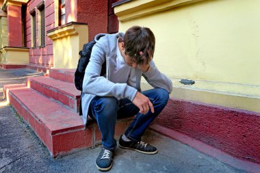 üzgün bir genç adam açık