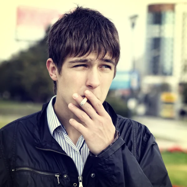 Jovem com cigarro — Fotografia de Stock