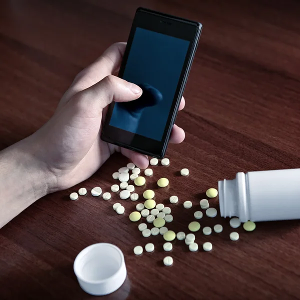 El teléfono celular y las píldoras — Foto de Stock