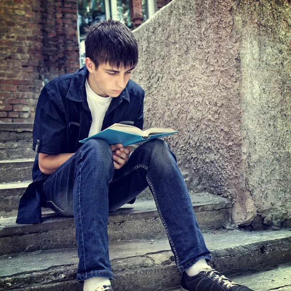 Teenager leggere il libro — Foto Stock