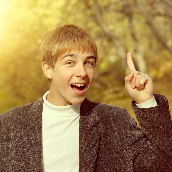 Adolescente com o dedo para cima — Fotografia de Stock