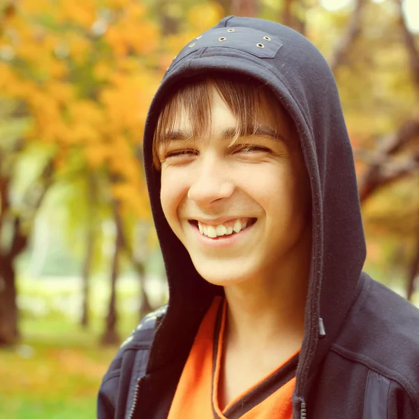 Nastolatek w parku jesień — Zdjęcie stockowe