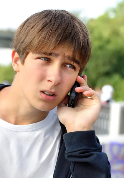 Benadrukt tiener met de telefoon — Stockfoto