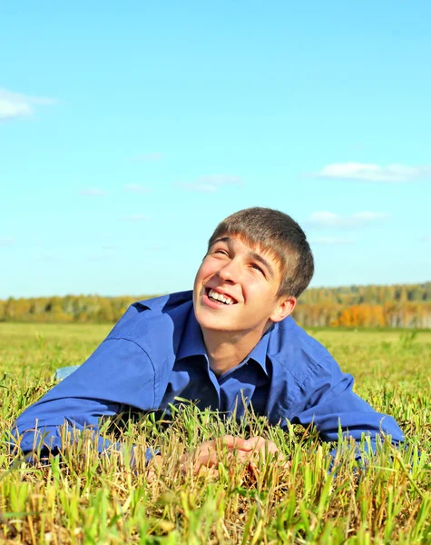 Gelukkig tiener op het gebied — Stockfoto