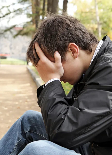 Triste joven hombre al aire libre — Foto de Stock