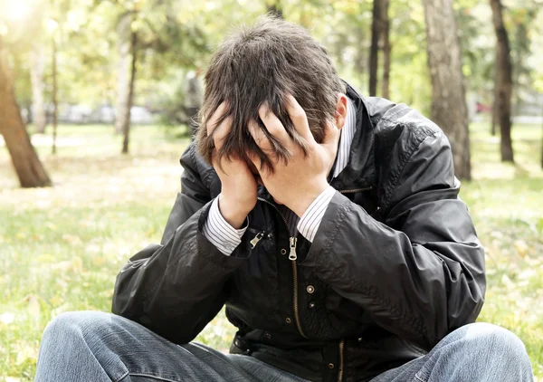 Triest jonge man buiten — Stockfoto