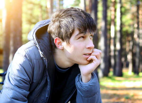 Молодой человек в осеннем парке
