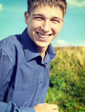 mutlu genç adam açık