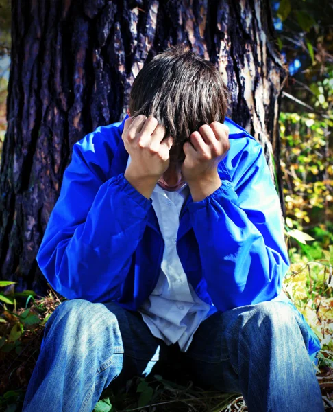 Triste joven hombre al aire libre —  Fotos de Stock