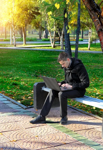 Man with Laptop outdoor — Stock Photo, Image