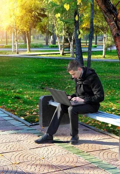 Homme avec ordinateur portable en plein air — Photo