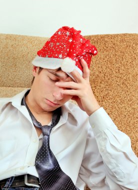 Noel Baba şapkası üzgün genç adam