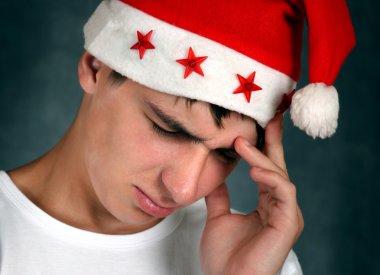 Noel Baba şapkası üzgün genç adam