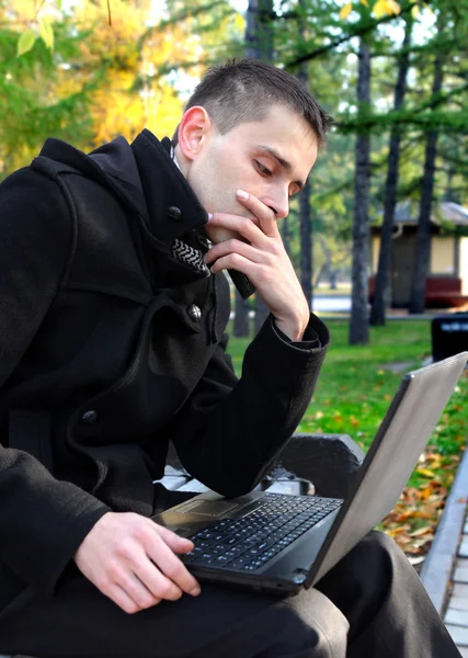 Homme avec ordinateur portable en plein air — Photo