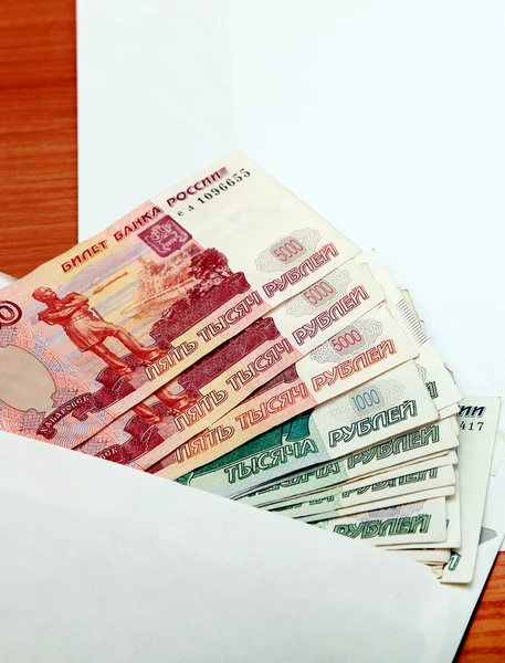 Enveloppe avec une monnaie russe — Photo