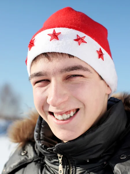 Jeune homme au chapeau de Père Noël — Photo