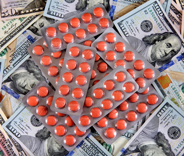 Dólares americanos e suprimentos médicos — Fotografia de Stock