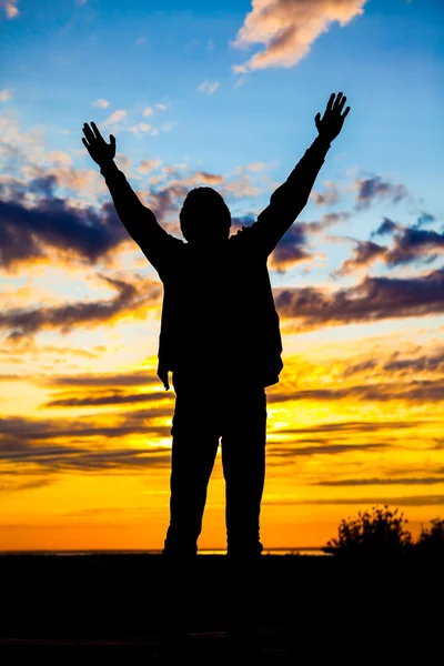 Silhouet van de mens bij de zonsondergang — Stockfoto