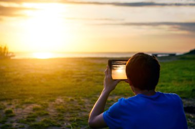 Gün batımında Tablet adamla