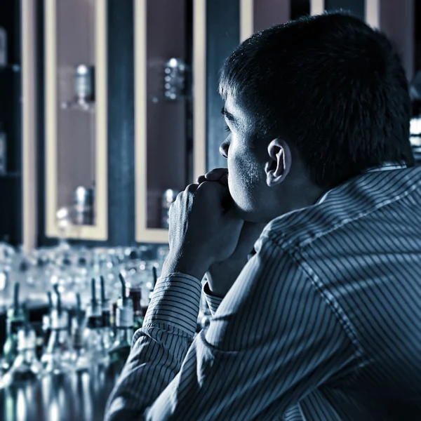 Joven en el bar — Foto de Stock