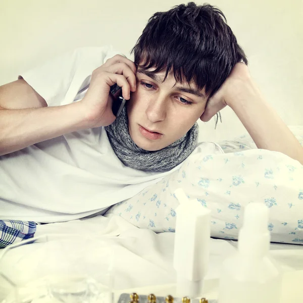 Jonge man met telefoon — Stockfoto