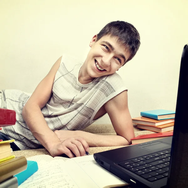 Vrolijke tiener studeren — Stockfoto