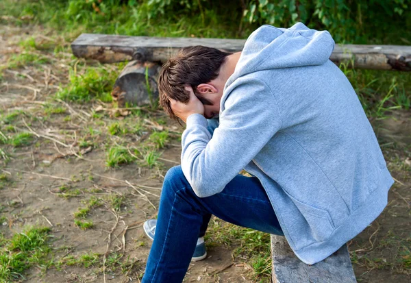 Trauriger junger Mann im Freien — Stockfoto