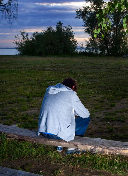 Triste joven hombre al aire libre —  Fotos de Stock