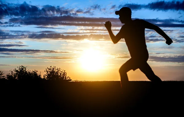 Homem a correr ao pôr-do-sol — Fotografia de Stock