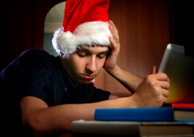 Tablet ile yorgun genç adam