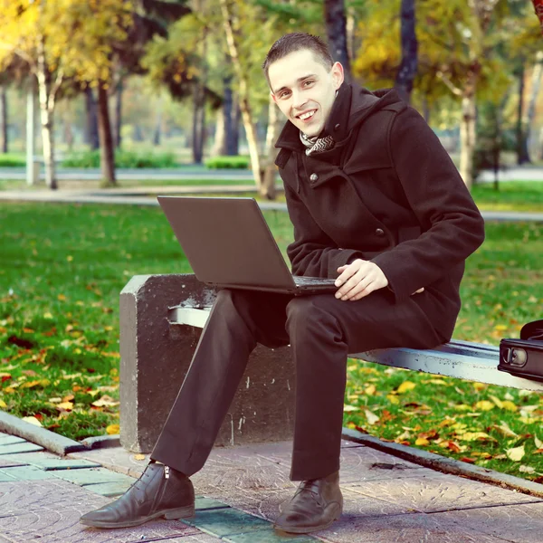 Homme avec ordinateur portable — Photo