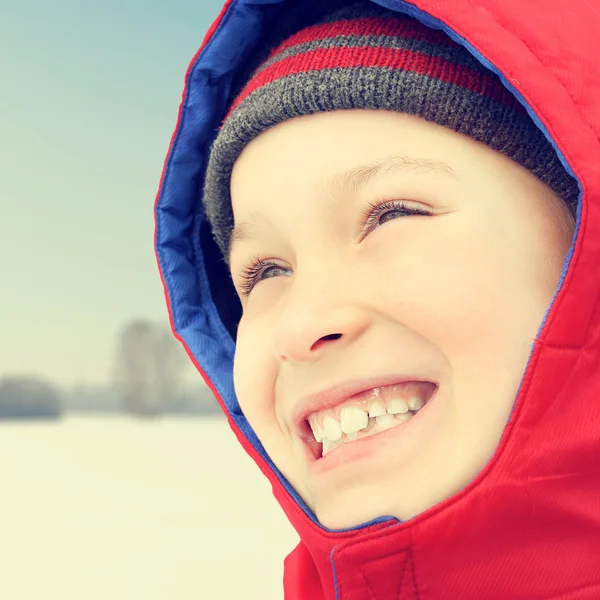 Τονισμένο Φωτογραφία Του Πορτρέτου Χαρούμενο Παιδί Στο Παρασκήνιο Φύση Χειμώνα — Φωτογραφία Αρχείου