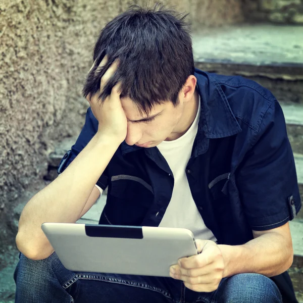 Adolescente triste com tablet — Fotografia de Stock