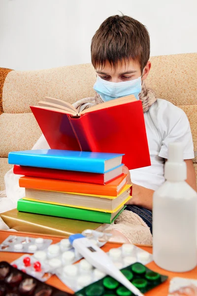 Άρρωστος έφηβος διαβάσει το βιβλίο — Φωτογραφία Αρχείου