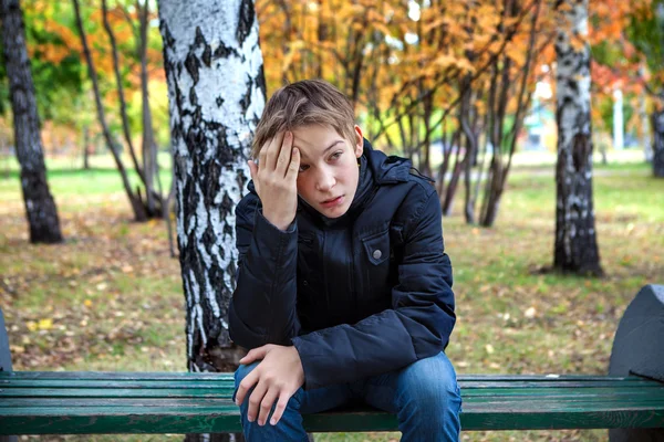 Triste adolescente ao ar livre — Fotografia de Stock