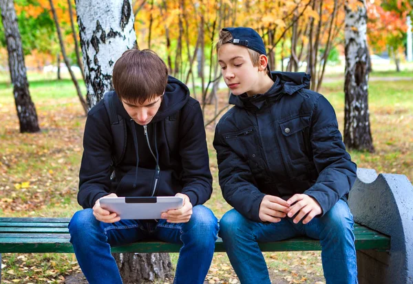 Băieți cu tabletă în aer liber — Fotografie, imagine de stoc