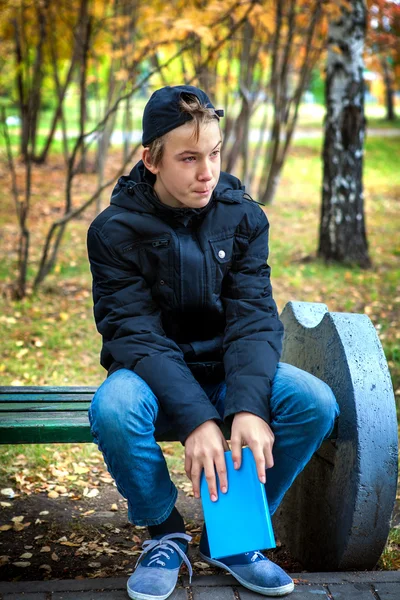 Trauriger Teenager mit dem Buch — Stockfoto