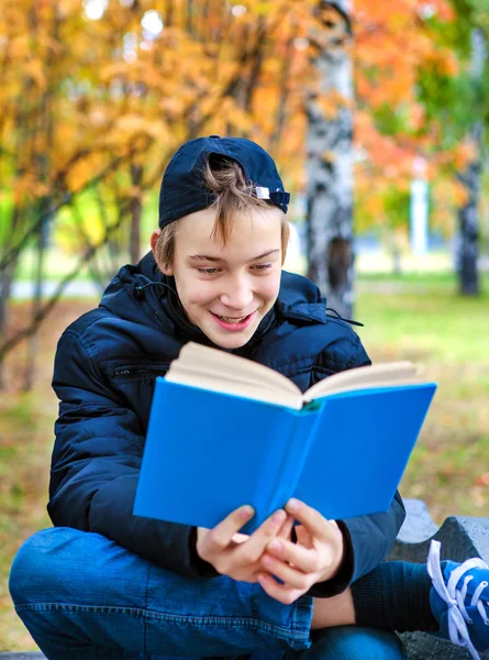 Adolescent avec le livre — Photo