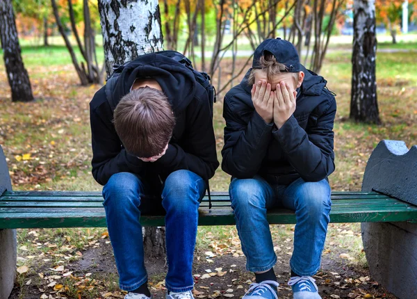 Triste meninos ao ar livre — Fotografia de Stock