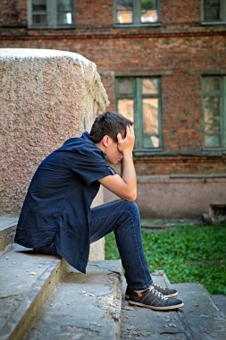 üzgün bir genç adam açık