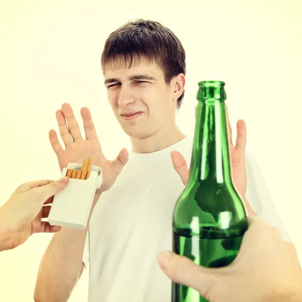 Jeune homme Désapprouver la cigarette et la bière — Photo